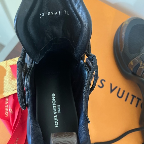 $1,230! LOUIS VUITTON ARCHLIGHT SNEAKERS - Picture 12 of 17
